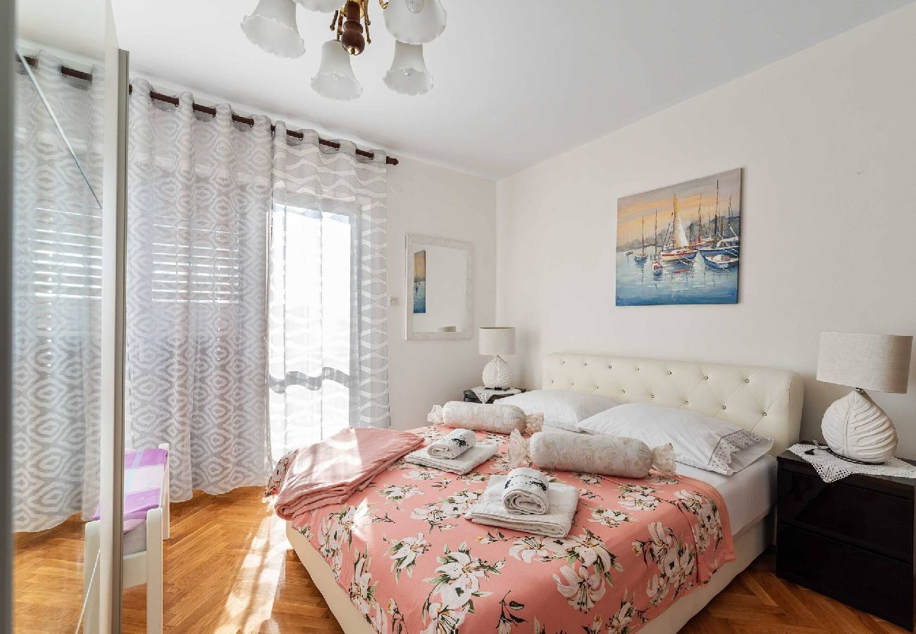 Ferienwohnung in Šibenik-Brodarica - Apartments Barbarella - Drei-Zimmer-Wohnung mit Meerblick A2