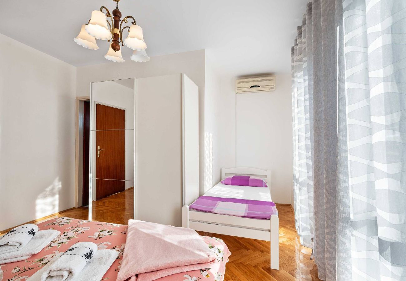 Ferienwohnung in Šibenik-Brodarica - Apartments Barbarella - Drei-Zimmer-Wohnung mit Meerblick A2