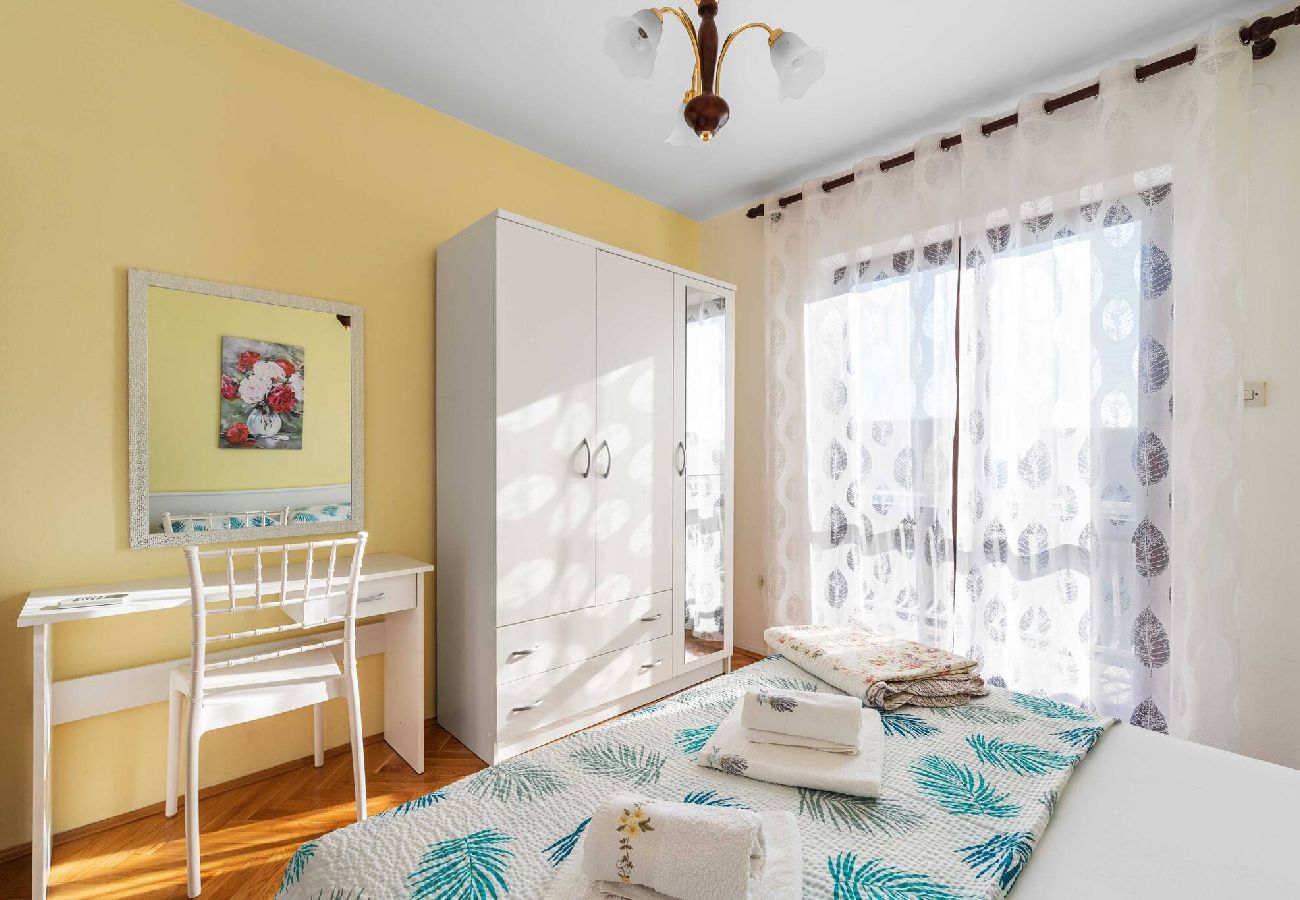 Ferienwohnung in Šibenik-Brodarica - Apartments Barbarella - Drei-Zimmer-Wohnung mit Meerblick A2