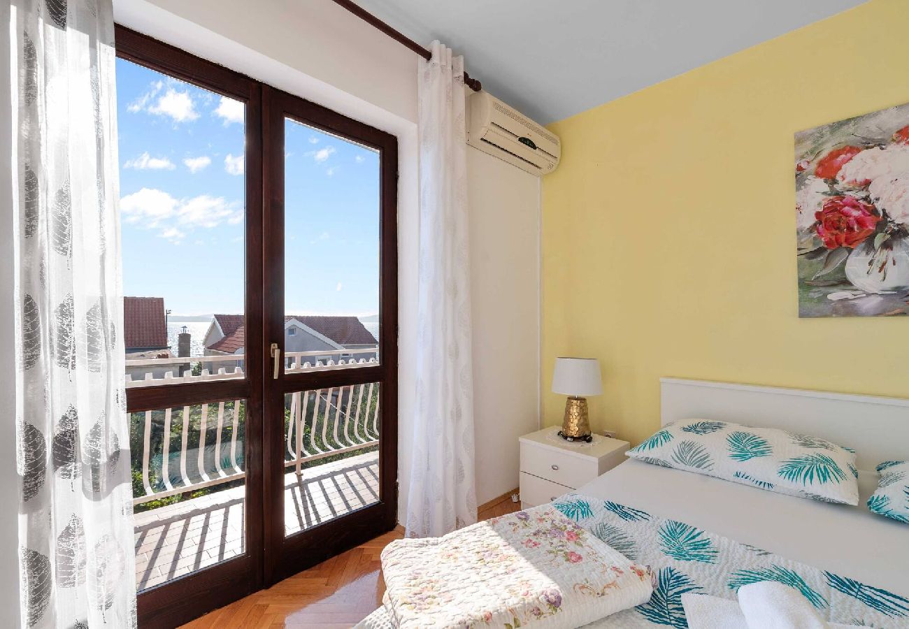 Ferienwohnung in Šibenik-Brodarica - Apartments Barbarella - Drei-Zimmer-Wohnung mit Meerblick A2