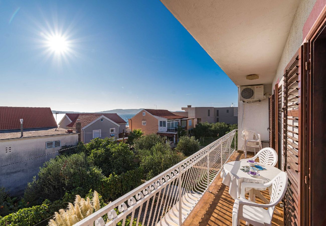 Ferienwohnung in Šibenik-Brodarica - Apartments Barbarella - Drei-Zimmer-Wohnung mit Meerblick A2