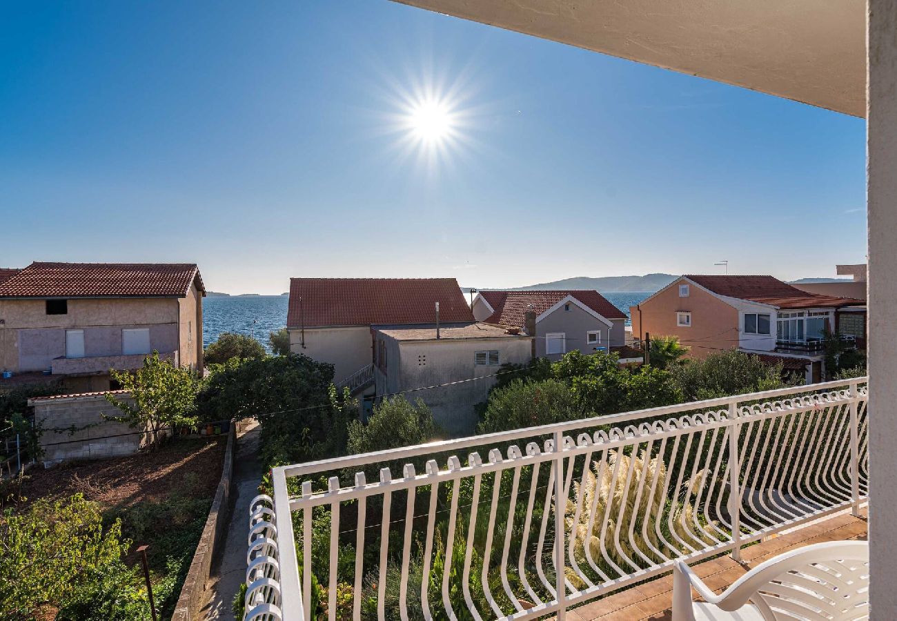 Ferienwohnung in Šibenik-Brodarica - Apartments Barbarella - Drei-Zimmer-Wohnung mit Meerblick A2