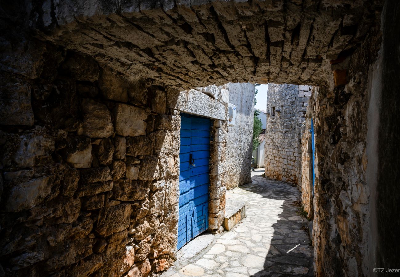 Ferienwohnung in Jezera - Wohnungen Horvat Jezera - Gelb