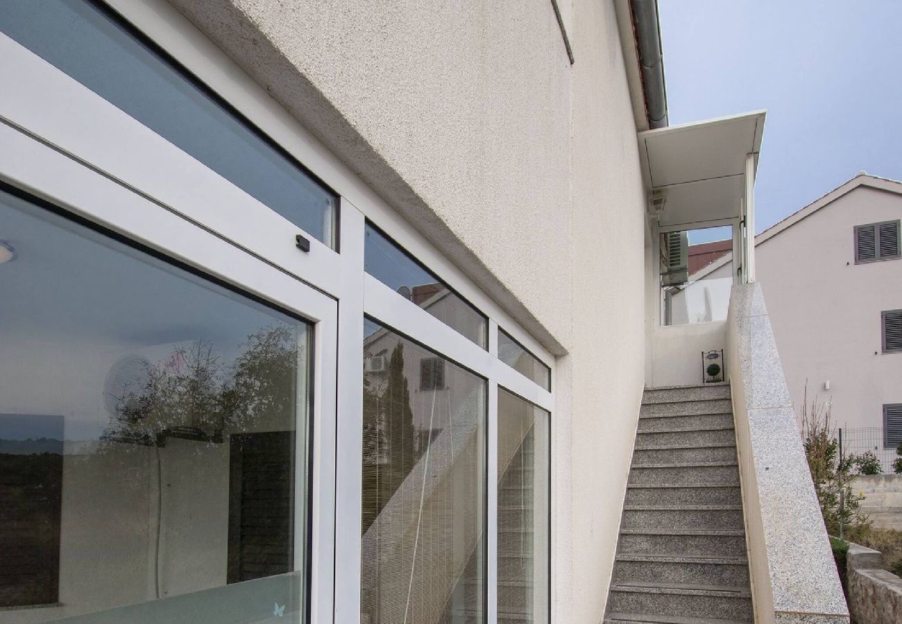 Ferienwohnung in Ražanj - Apartment Meri - Apartment mit zwei Schlafzimmern und Meerblick