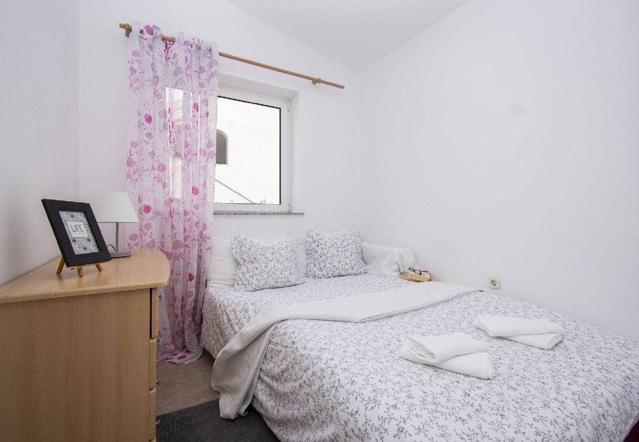 Ferienwohnung in Ražanj - Apartment Meri - Apartment mit zwei Schlafzimmern und Meerblick