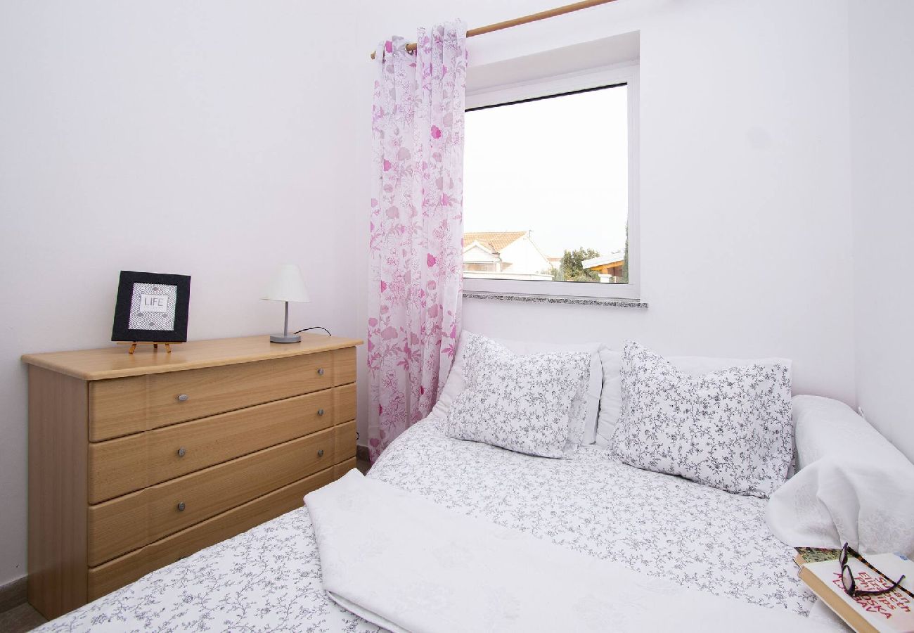 Ferienwohnung in Ražanj - Apartment Meri - Apartment mit zwei Schlafzimmern und Meerblick
