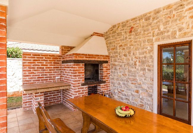 Ferienhaus in Ugljan - Ferienhaus Muline - Haus mit vier Schlafzimmern und Swimmingpool Ferienhaus in Ugljan - Ferienhaus Muline - Haus mit vier Schlafzimmern und Swimmingpool