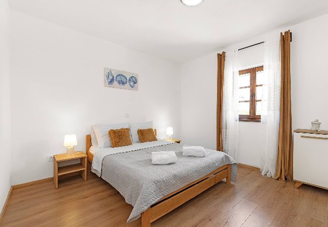 Ferienhaus in Ugljan - Ferienhaus Muline - Haus mit vier Schlafzimmern und Swimmingpool Ferienhaus in Ugljan - Ferienhaus Muline - Haus mit vier Schlafzimmern und Swimmingpool