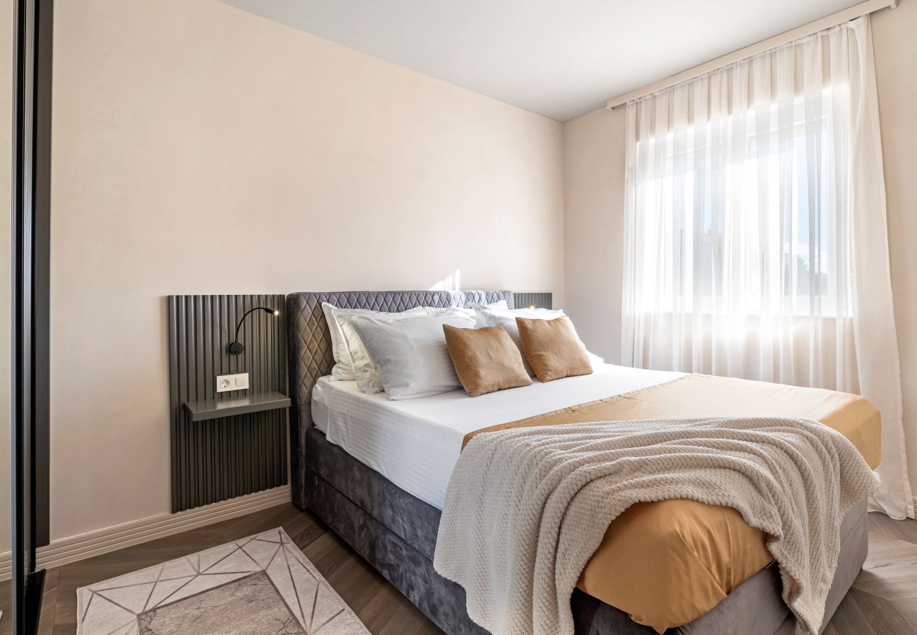 Ferienwohnung in Šibenik-Brodarica - Luxusapartment Tisa – Apartment mit drei Schlafzimmern und Meerblick