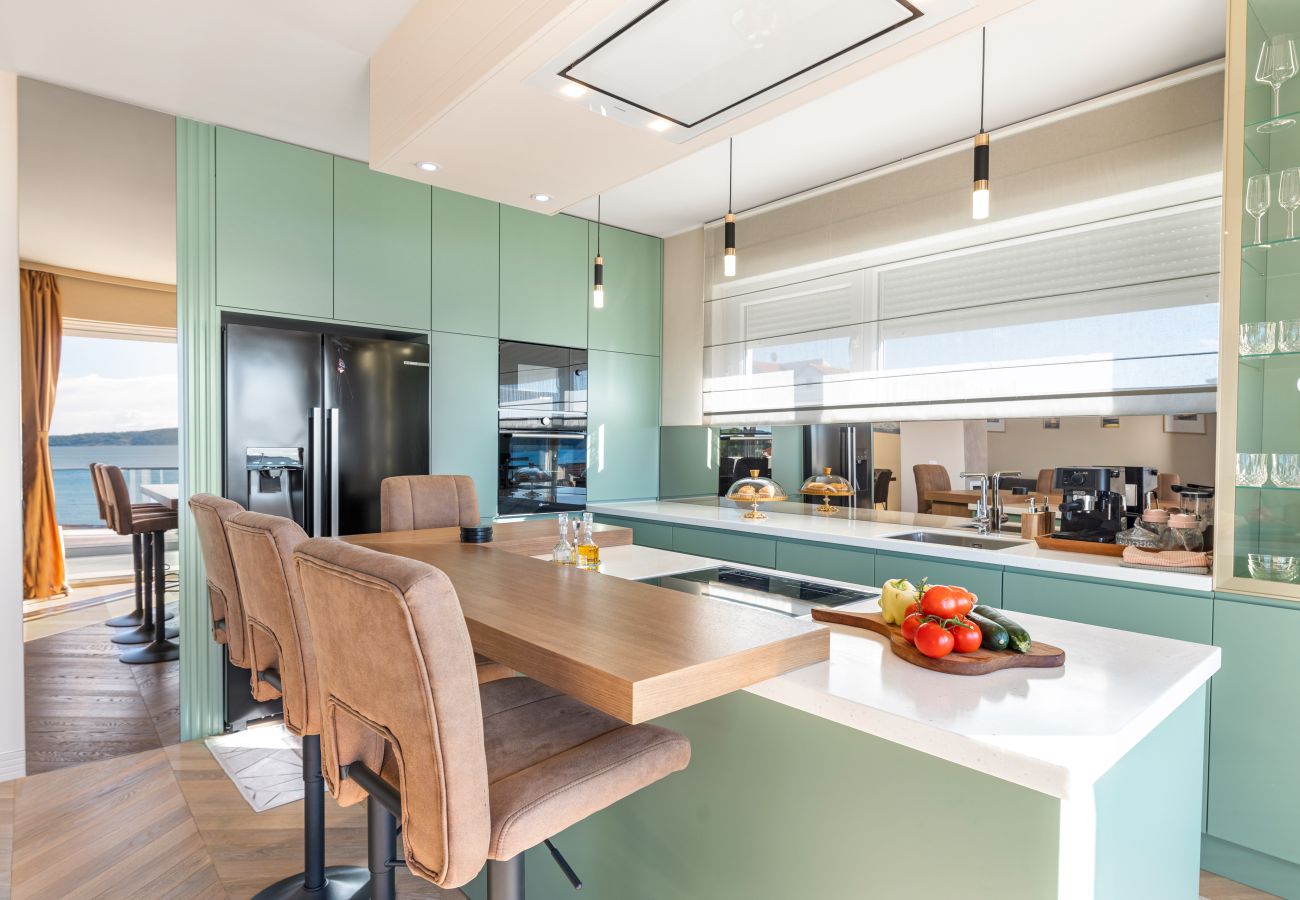 Ferienwohnung in Šibenik-Brodarica - Luxusapartment Tisa – Apartment mit drei Schlafzimmern und Meerblick