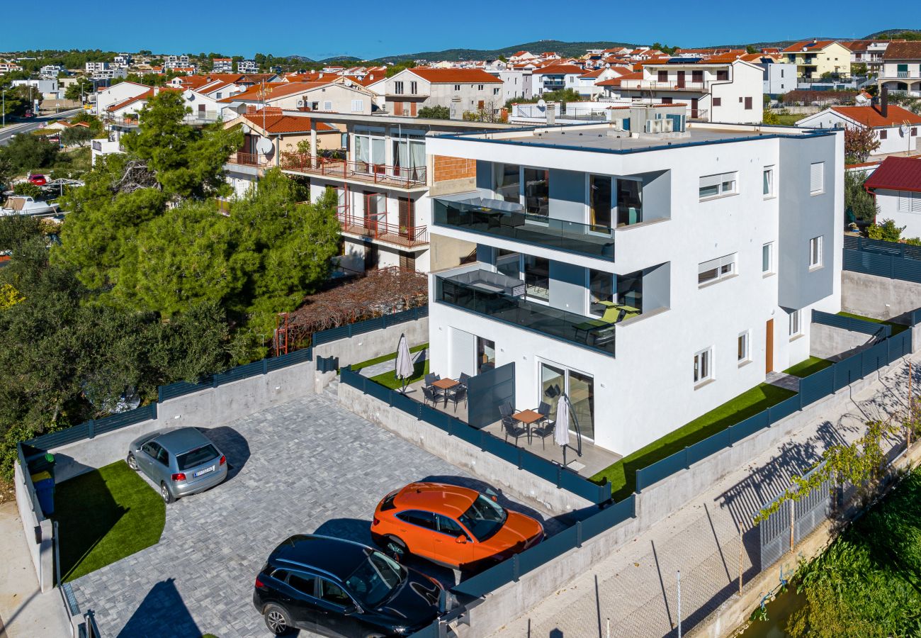 Ferienwohnung in Šibenik-Brodarica - Luxusapartment Tisa – Apartment mit drei Schlafzimmern und Meerblick