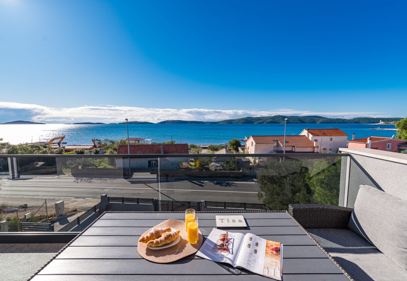 Ferienwohnung in Šibenik-Brodarica - Luxusapartment Tisa – Apartment mit drei Schlafzimmern und Meerblick
