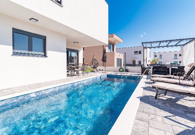 Villa in Vodice - Villa Ilma - Haus mit drei Schlafzimmern und Swimmingpool Villa in Vodice - Villa Ilma - Haus mit drei Schlafzimmern und Swimmingpool