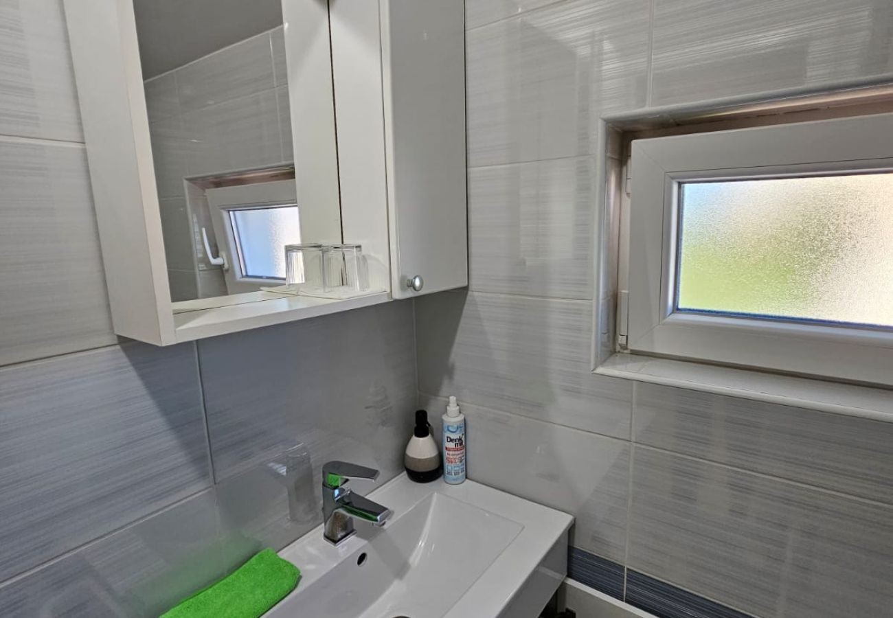 Ferienwohnung in Tribunj - Apartments Olga - Apartment mit einem Schlafzimmer und Meerblick A3