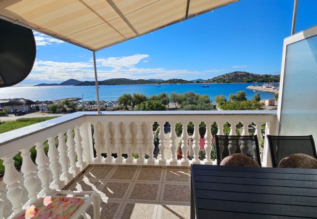 Ferienwohnung in Tribunj - Apartments Olga - Apartment mit zwei Schlafzimmern und Meerblick A4 Ferienwohnung in Tribunj - Apartments Olga - Apartment mit zwei Schlafzimmern und Meerblick A4