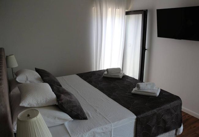 Ferienwohnung in Ugljan - Apartments Marvi - Apartment mit einem Schlafzimmer und Meerblick (Rechts) Ferienwohnung in Ugljan - Apartments Marvi - Apartment mit einem Schlafzimmer und Meerblick (Rechts)