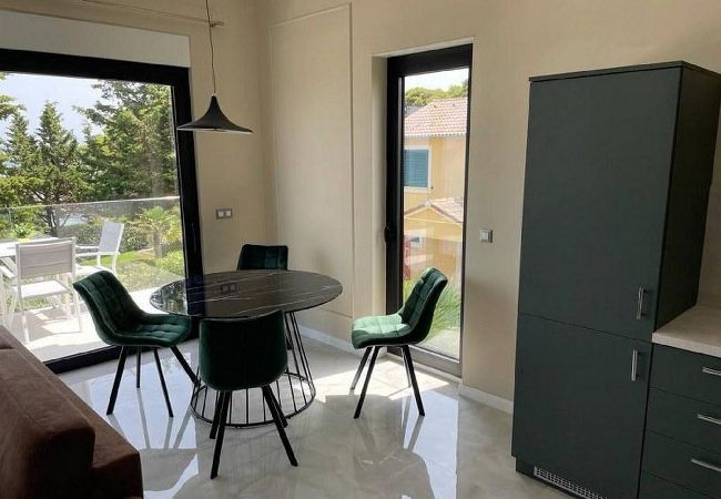 Ferienwohnung in Ugljan - Apartments Marvi - Apartment mit einem Schlafzimmer und Meerblick (Links) Ferienwohnung in Ugljan - Apartments Marvi - Apartment mit einem Schlafzimmer und Meerblick (Links)