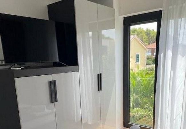 Ferienwohnung in Ugljan - Apartments Marvi - Apartment mit einem Schlafzimmer und Meerblick (Links) Ferienwohnung in Ugljan - Apartments Marvi - Apartment mit einem Schlafzimmer und Meerblick (Links)