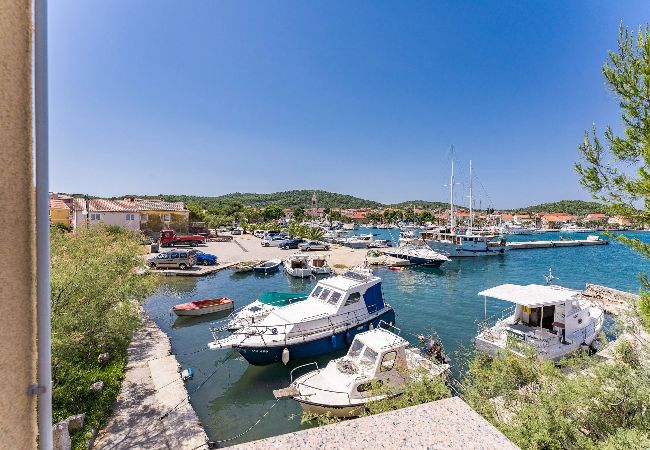 Ferienwohnung in Kukljica - Apartments Kukljica - Apartment mit einem Schlafzimmer und Meerblick Ferienwohnung in Kukljica - Apartments Kukljica - Apartment mit einem Schlafzimmer und Meerblick