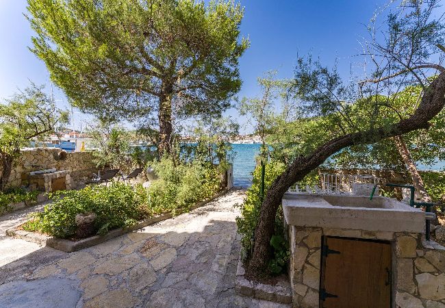 Ferienwohnung in Kukljica - Apartments Kukljica - Apartment mit zwei Schlafzimmern und Meerblick Ferienwohnung in Kukljica - Apartments Kukljica - Apartment mit zwei Schlafzimmern und Meerblick