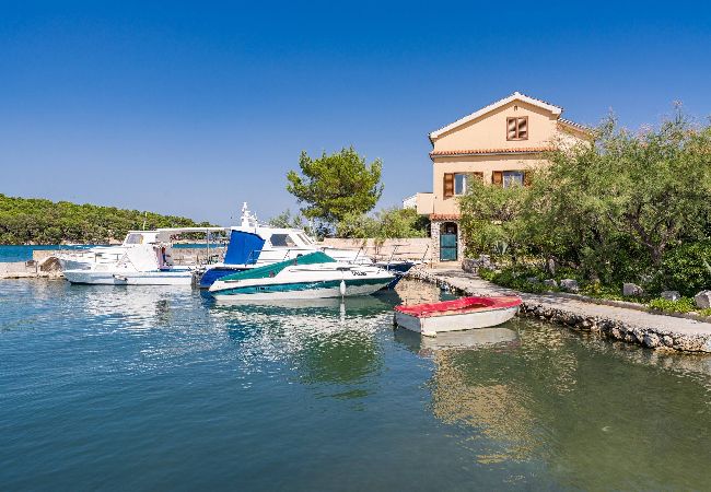 Ferienwohnung in Kukljica - Apartments Kukljica - Apartment mit drei Schlafzimmern und Meerblick Ferienwohnung in Kukljica - Apartments Kukljica - Apartment mit drei Schlafzimmern und Meerblick