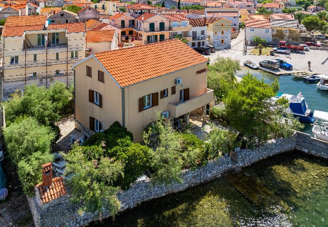 Ferienwohnung in Kukljica - Apartments Kukljica - Apartment mit drei Schlafzimmern und Meerblick Ferienwohnung in Kukljica - Apartments Kukljica - Apartment mit drei Schlafzimmern und Meerblick