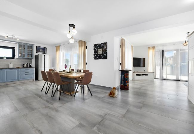 Villa in Krnica - Bezaubernde Villa North mit Pool und Whirlpool Villa in Krnica - Bezaubernde Villa North mit Pool und Whirlpool