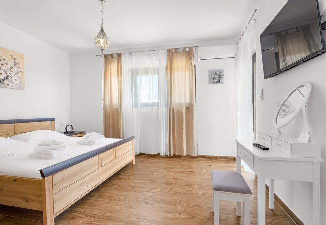 Villa in Krnica - Bezaubernde Villa North mit Pool und Whirlpool Villa in Krnica - Bezaubernde Villa North mit Pool und Whirlpool