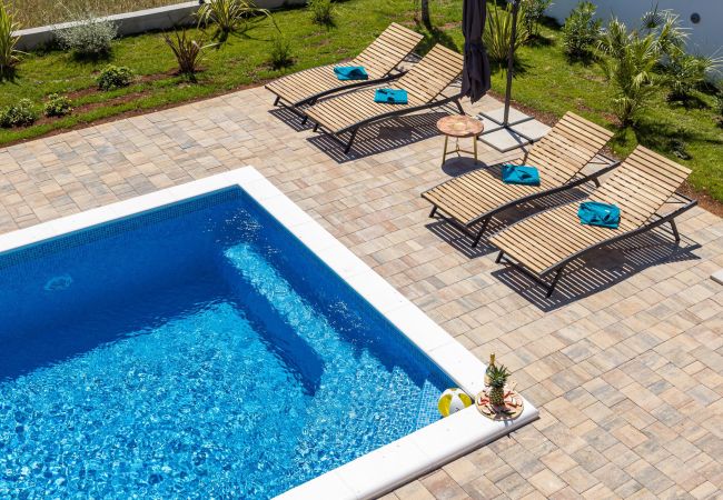 Villa in Krnica - Bezaubernde Villa North mit Pool und Whirlpool Villa in Krnica - Bezaubernde Villa North mit Pool und Whirlpool