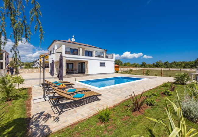 Villa in Krnica - Bezaubernde Villa North mit Pool und Whirlpool Villa in Krnica - Bezaubernde Villa North mit Pool und Whirlpool