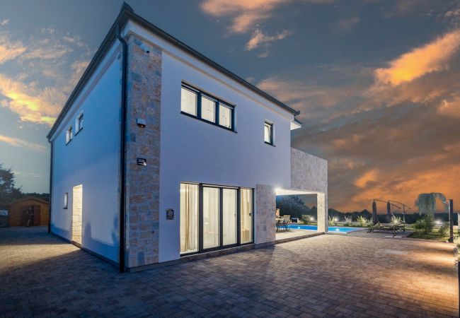 Villa in Krnica - Bezaubernde Villa North mit Pool und Whirlpool Villa in Krnica - Bezaubernde Villa North mit Pool und Whirlpool