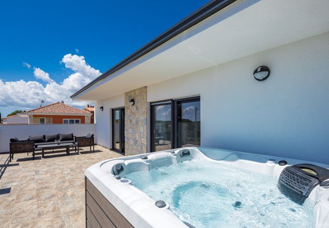 Villa in Krnica - Bezaubernde Villa North mit Pool und Whirlpool Villa in Krnica - Bezaubernde Villa North mit Pool und Whirlpool