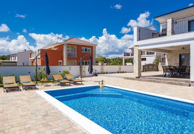 Villa in Krnica - Bezaubernde Villa North mit Pool und Whirlpool Villa in Krnica - Bezaubernde Villa North mit Pool und Whirlpool