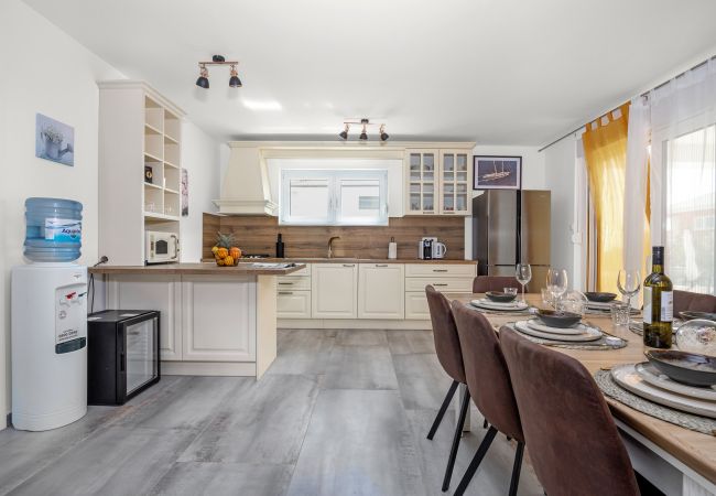 Villa in Krnica - Bezaubernde Villa East mit Pool und Whirlpool Villa in Krnica - Bezaubernde Villa East mit Pool und Whirlpool