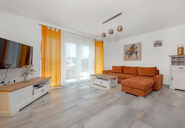 Villa in Krnica - Bezaubernde Villa East mit Pool und Whirlpool Villa in Krnica - Bezaubernde Villa East mit Pool und Whirlpool