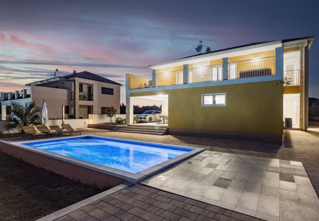 Villa in Krnica - Bezaubernde Villa East mit Pool und Whirlpool Villa in Krnica - Bezaubernde Villa East mit Pool und Whirlpool