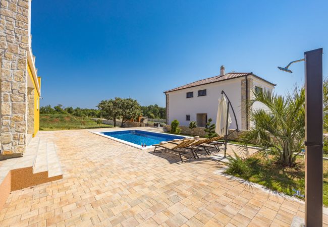Villa in Krnica - Bezaubernde Villa East mit Pool und Whirlpool Villa in Krnica - Bezaubernde Villa East mit Pool und Whirlpool