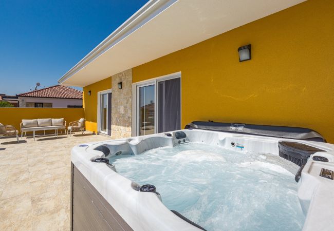 Villa in Krnica - Bezaubernde Villa East mit Pool und Whirlpool Villa in Krnica - Bezaubernde Villa East mit Pool und Whirlpool