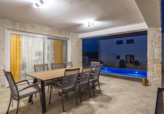 Villa in Krnica - Bezaubernde Villa East mit Pool und Whirlpool Villa in Krnica - Bezaubernde Villa East mit Pool und Whirlpool