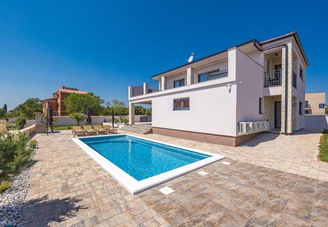 Villa in Krnica - Bezaubernde Villa West mit Pool und Whirlpool Villa in Krnica - Bezaubernde Villa West mit Pool und Whirlpool