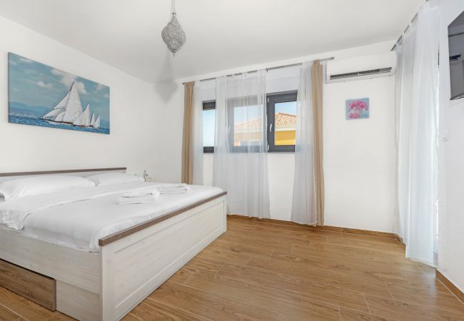 Villa in Krnica - Bezaubernde Villa West mit Pool und Whirlpool Villa in Krnica - Bezaubernde Villa West mit Pool und Whirlpool