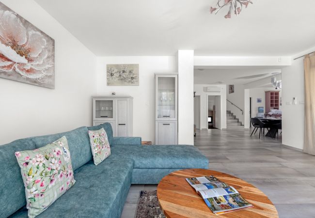 Villa in Krnica - Bezaubernde Villa West mit Pool und Whirlpool Villa in Krnica - Bezaubernde Villa West mit Pool und Whirlpool