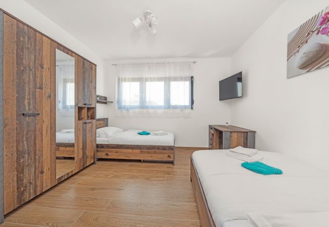 Villa in Krnica - Bezaubernde Villa West mit Pool und Whirlpool Villa in Krnica - Bezaubernde Villa West mit Pool und Whirlpool