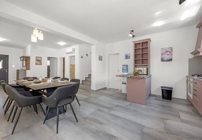 Villa in Krnica - Bezaubernde Villa West mit Pool und Whirlpool Villa in Krnica - Bezaubernde Villa West mit Pool und Whirlpool