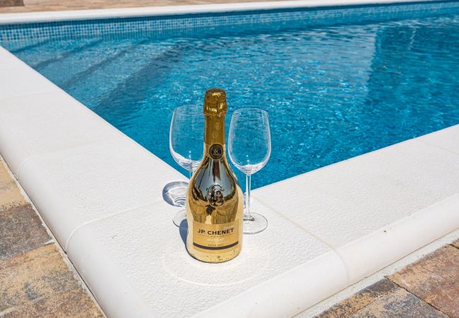 Villa in Krnica - Bezaubernde Villa West mit Pool und Whirlpool Villa in Krnica - Bezaubernde Villa West mit Pool und Whirlpool
