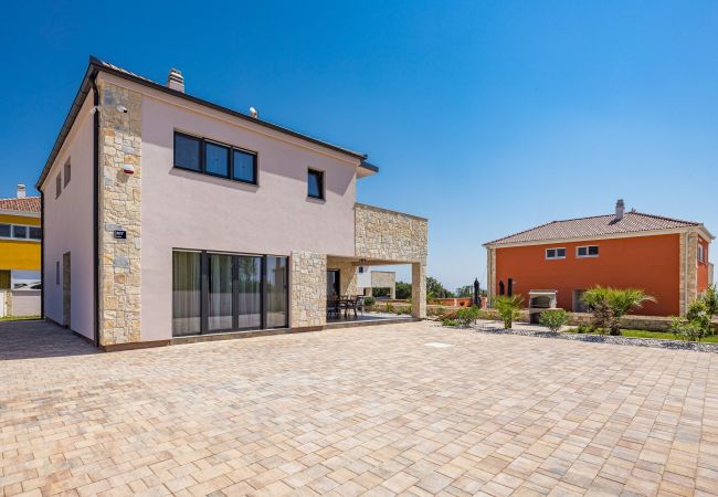 Villa in Krnica - Bezaubernde Villa West mit Pool und Whirlpool Villa in Krnica - Bezaubernde Villa West mit Pool und Whirlpool