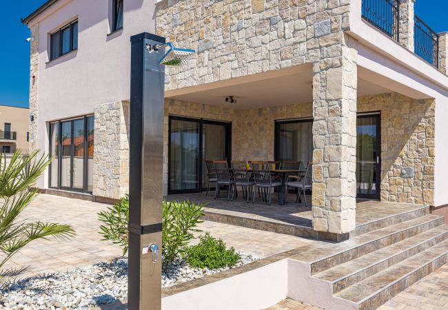Villa in Krnica - Bezaubernde Villa West mit Pool und Whirlpool Villa in Krnica - Bezaubernde Villa West mit Pool und Whirlpool