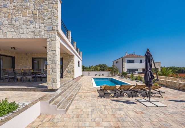 Villa in Krnica - Bezaubernde Villa West mit Pool und Whirlpool Villa in Krnica - Bezaubernde Villa West mit Pool und Whirlpool