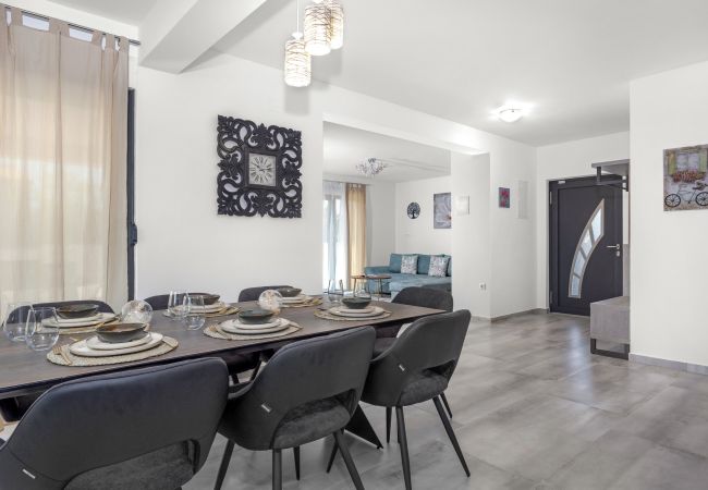 Villa in Krnica - Bezaubernde Villa West mit Pool und Whirlpool Villa in Krnica - Bezaubernde Villa West mit Pool und Whirlpool