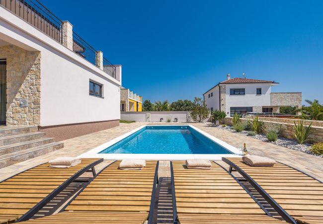 Villa in Krnica - Bezaubernde Villa West mit Pool und Whirlpool Villa in Krnica - Bezaubernde Villa West mit Pool und Whirlpool
